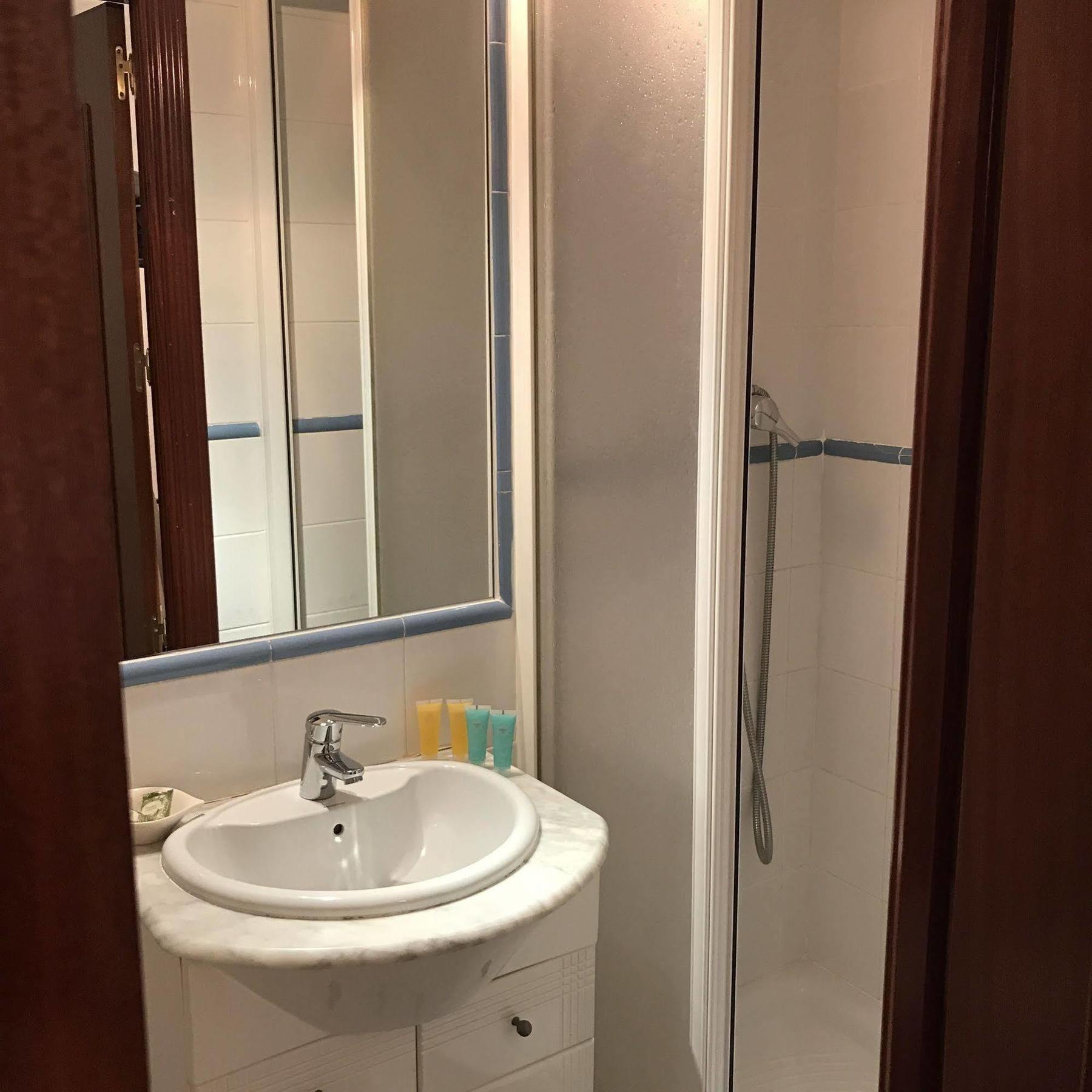 Hostal La Estrella Madrid Extérieur photo