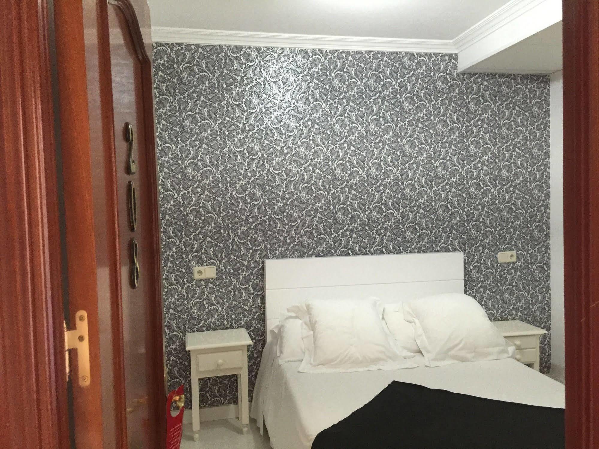 Hostal La Estrella Madrid Extérieur photo