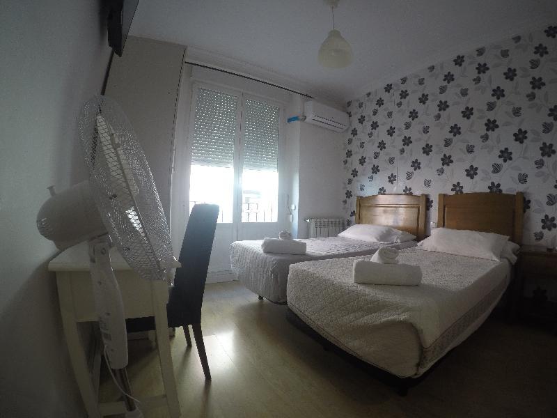 Hostal La Estrella Madrid Extérieur photo